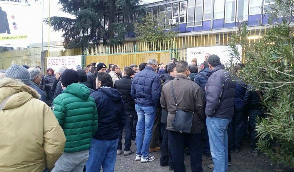 Assemblea dei lavoratori davanti alla Prysmian