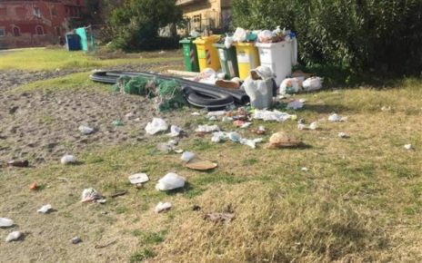 Napoli, la Spiaggia delle Monache si adegua all'emergenza rifiuti in città: Arenile sporco e sacchetti non ritirati da mesi 6 arenile1