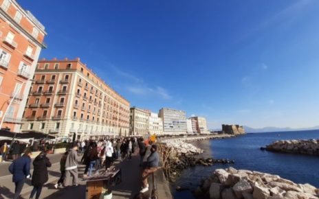 Napoli, Lungomare: tante persone accorse nella soleggiata domenica. La provocazione di Europa Verde: "Sarebbe stato lo stesso anche se fosse aperto alle auto?" 4 foto 2 1