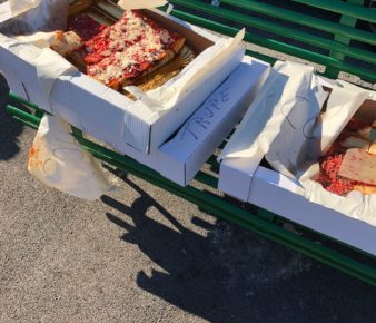 Napoli, troupe cinematografica lascia avanzi del pranzo su panchina di via Orazio. Europa Verde: "Risalire agli incivili, produzione spieghi condotta ignobile" 3 via orazio