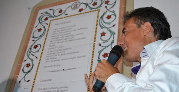 Aletti con una stele nel Paese della Poesia