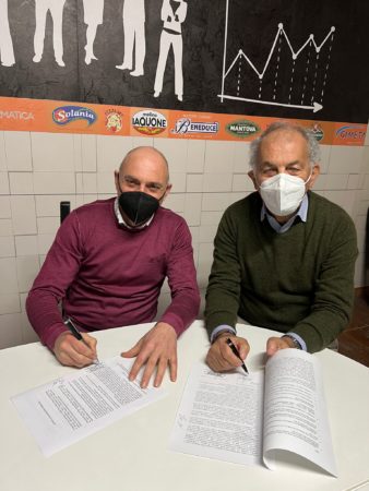 Attilio Albachiara a sx con Silvano Iaquone a dx mentre stipulano lintesa
