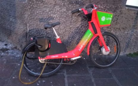 Napoli, tre monopattini dello sharing comunale gettati nelle aiuole recintate di via Cesario Console diventate una discarica 5 bici1