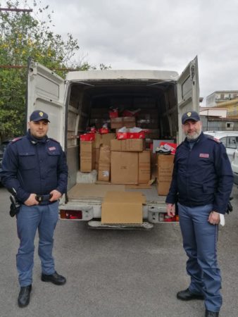 San Giuseppe Vesuviano, sorpreso con un ingente quantitativo di scarpe e borse contraffatte: denunciato 35enne 3 marocchiro3