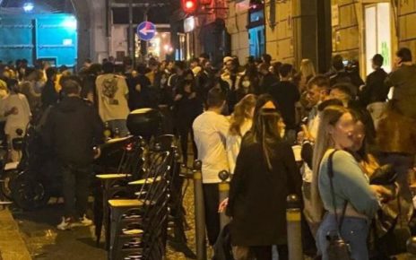 Napoli, Movida senza controllo a Chiaia: i residenti intrappolati nel fiume umano di Vico Belledonne 4 movida via chiaia
