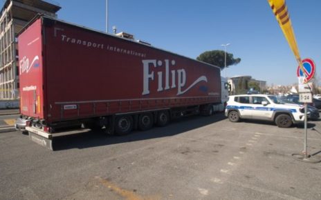 Associazione Romeni in Italia e Salvamamme: partito in Ucraina un autoarticolato di aiuti lungo 20 metri con 22 tonnellate di aiuti per la popolazione colpita 3 AUTOARTICOLATO PER UCRAINA
