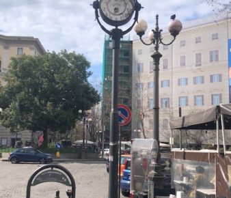 Napoli, riparate l'orologio di piazza Vanvitelli: da mesi con le lancette ferme e un quadrante mancante 4 Napoli piazza Vanvitelli orologio