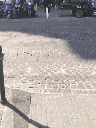 Vomero piazza Vanvitelli attraversamento con strisce pedonali scomparse