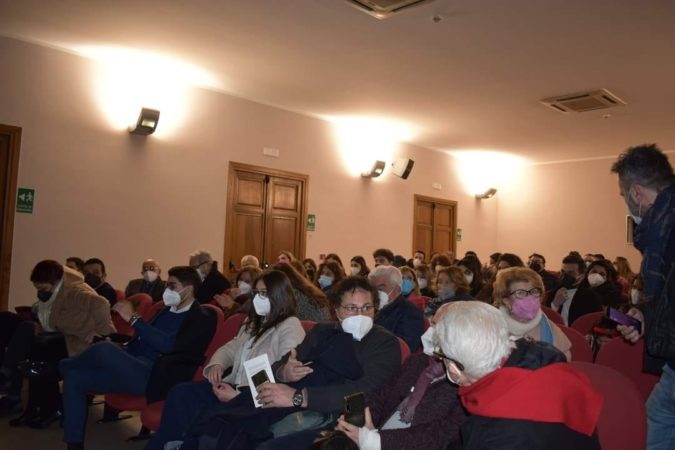 Palma Campania, "Il tempo delle fave": presentato al Teatro Comunale il libro di poesie di Luigi De Luca 5 fave5