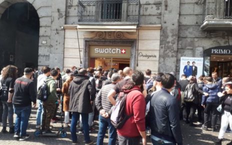 Napoli, fila assurda per comprare uno Swatch. Molti i criminali nella coda e c'è pure chi si vanta di prendere il reddito di cittadinanza. Scatenata anche una violenta rissa finita nel sangue. Europa Verde: “Uno schiaffo alla miseria. Anche gli orologi diventano motivo di violenza” 4 foto 1 3