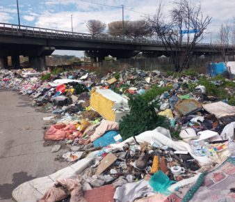 Napoli, tonnellate di rifiuti al campo rom di Scampia. Borrelli (Europa Verde): “Rischio disastro ambientale, s’intervenga prima che vada tutto bruciato” 3 foto 3