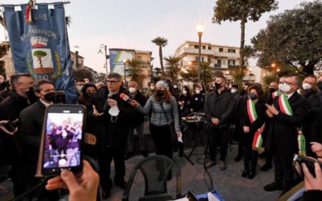 Minacce al comandante Chiariello, senatore Ruotolo e Padre Patriciello: “Via i camorristi e i loro amici da Arzano. Domani mattina alle 10, flash mob di solidarietà presso la sede del Comando della polizia municipale di Arzano” 5 patri3