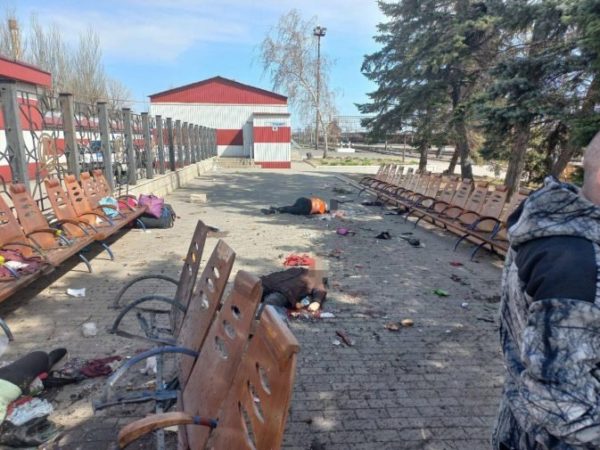 Bombardata la stazione ferroviaria di Kramatorsk in Donbass Original 62694772 673x505 1