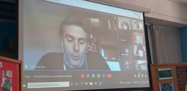 Crotone, Iniziativa con Gianmario Siani all’IC “Vittorio Alfieri” per il progetto “I colori della legalità” 6 Manifestazione incontro con Gianmario Siani 4