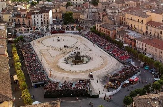 A Sulmona Sabato e Domenica si accende la Festa dei Fuochi 3 Piazza Garibaldi allestita 550x360 1