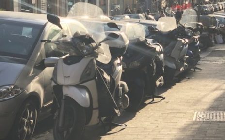 Napoli, al Vomero marciapiedi invasi da motocicli: inciviltà ma anche assenza dei necessari controlli 6 Vomero via Solimena motocicli sul marciapiede