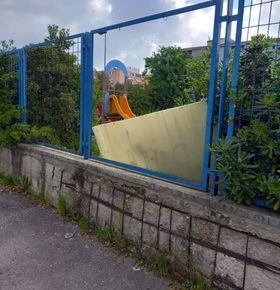 Pomigliano d'Arco, raid vandalico alla scuola elementare: bambino rischia di restare impiccato per un fil di ferro messo su uno scivolo 3 bimboraid1