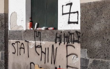 Napoli, I colonnati della vergogna di Piazza Plebiscito: una baraccopoli tra degrado, monnezza ed urina 4 colonnato1