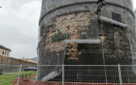 Napoli, le Torri Aragonesi a rischio crollo: recintate con reti metalliche 3 torri1