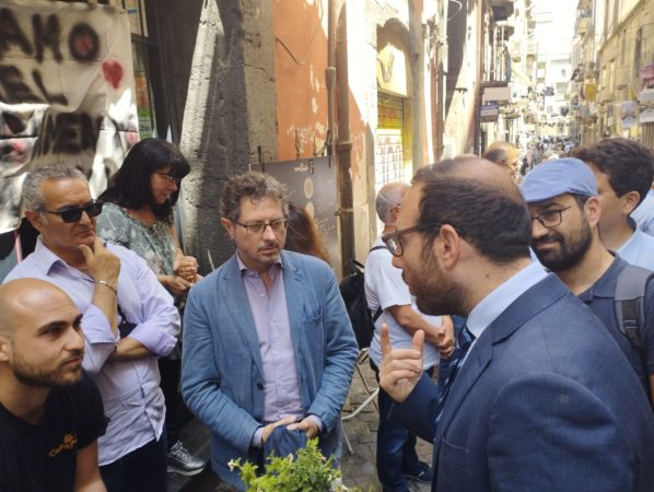 Napoli, Criminalità: flash mob in via Tribunali per esprimere solidarietà ai titolari di ‘Cala la Pasta’ dopo brutale aggressione. Europa Verde partecipa in massa 4 Flash mob via dei Tribunali 5