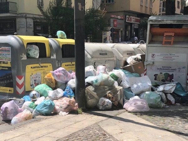 Napoli piazza Immacolata rifiuti