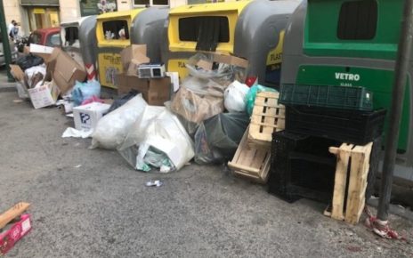 Napoli piazza degli Artisti rifiuti