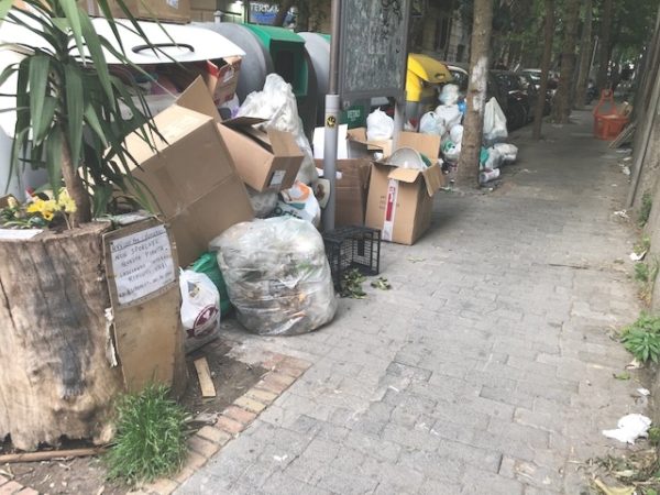 Napoli, municipalità collinare: ritorna l’incubo spazzatura 3 Napoli via De Mura rifiuti