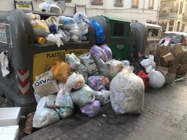 Napoli, municipalità collinare: ritorna l’incubo spazzatura 4 Napoli via Pitloorifiuti