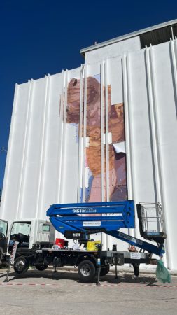 Su con il murales inizio deilavori