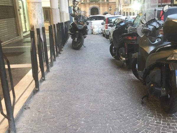 Vomero via Kerbaker motocicli parcheggiati sul marciapiede