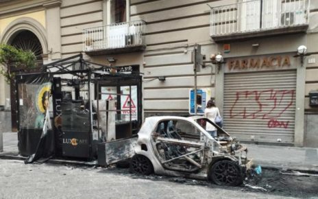 Napoli, due auto ed una veranda di un bar incendiate: ipotesi racket 4 autoinc