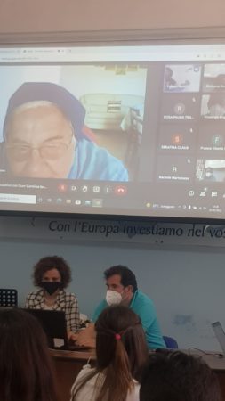 Crotone, iniziativa con suor Carolina Iavazzo all’IC “Vittorio Alfieri” per il progetto “I colori della legalità” 6 b1458c3f 0d8b 49d2 bea2 77c0389b61ac