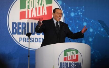 Napoli, Convention di FI. Berlusconi: “Il centrodestra vince solo se incarna i valori liberali, cristiani, europeisti, atlantisti. I valori di Forza Italia" 4 berlusc1