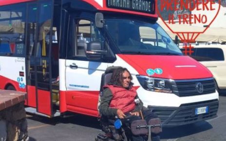 Capri, i nuovi pullman inaccessibile alle sedie a rotelle elettriche. La denuncia di Christian: "Situazione grottesca, non posso continuare ad accettare simili discriminazioni!” 3 cristhian