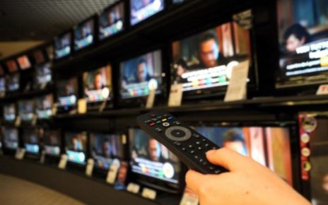 Auditel: immigrati salgono a 11% del panel 3 digitale tv telecomando fg