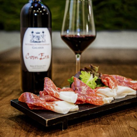 Lo Stato Brado una provocazione ben riuscita: a Gaeta sulle orme di Cicerone alla ricerca dei piaceri della carne e dei sapori dimenticati dove l’essenza del piacere è rivelata 7 prosciutto di mangalica