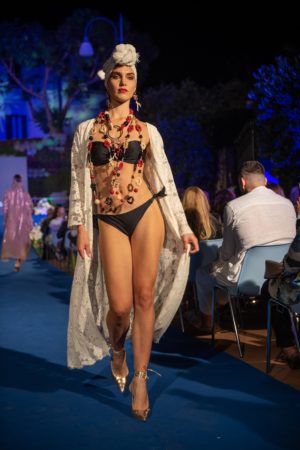 Successo per Note di Stile, il défilé incanta Sorrento. Adriana Volpe: "A questi luoghi mi legano i ricordi dell'amore" 4 Collezione Bijoux dellAnno