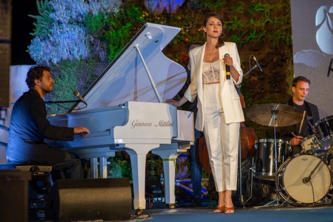 Successo per Note di Stile, il défilé incanta Sorrento. Adriana Volpe: "A questi luoghi mi legano i ricordi dell'amore" 6 Gli ospiti musicali Walter Ricci e Simona Molinari