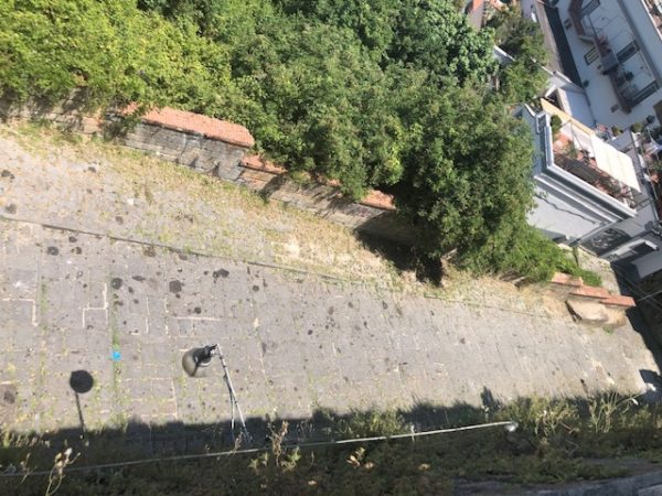 Vomero. San Martino Pedamentina con cocci di vetro 1