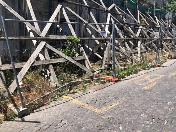 Vomero. San Martino muro puntellato con erbacce e rifiuti