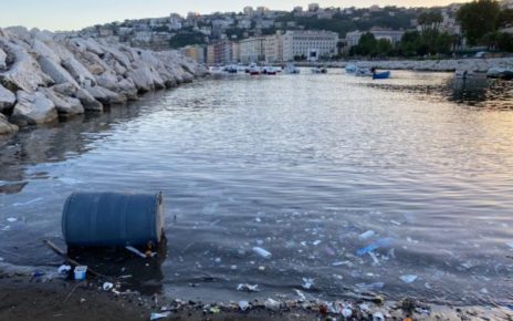 Napoli, bagnanti tra i rifiuti a Rotonda Diaz 6 rotonda diaz