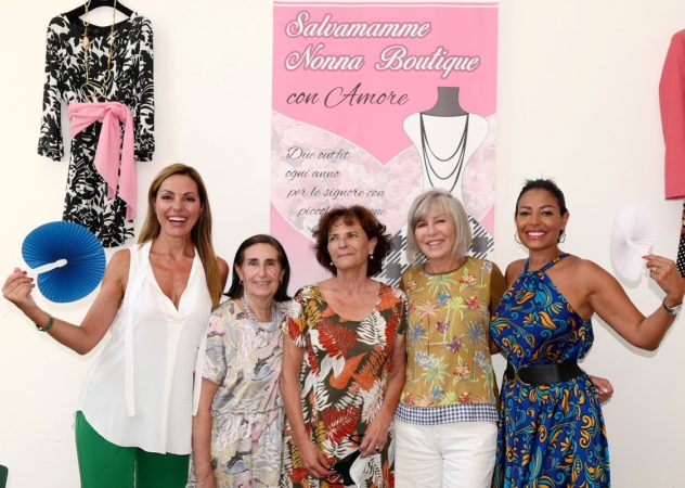 FRANCESCA CECI E CAROLINA MARCONI CON NONNE MODELLE SFILATAOK