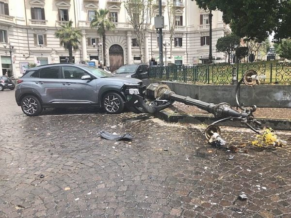 Vomero piazza Vanvitelli lampione abbattuto 03 05 22 abbattuto