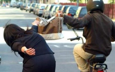 Napoli, criminalità. Longobardi (FDI): "Siamo in emergenza sicurezza, sindaco promuova convocazione urgente Comitato ordine pubblico" 5 scippo borsa scooter