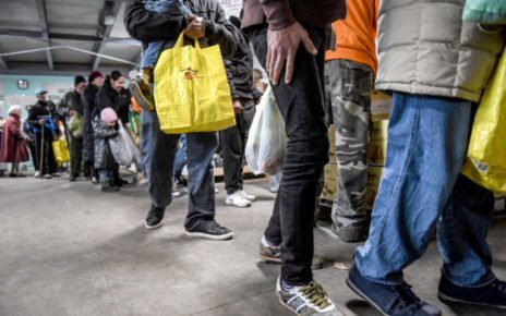 Crisi, Susini (Consulenti Lavoro): "Italiani più poveri, ceto medio a rischio estinzione" 7 04desk1f01 fila pane quotidiano ap