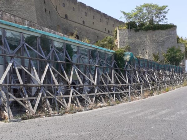 Napoli San Martino muro puntellato 1