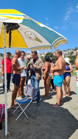 Napoli, Stop alla plastica sulle spiagge: borracce, portacicche e shopper ecologici distribuiti ai bagnanti del Lido Mappatella 3 Stop alla plastica 10