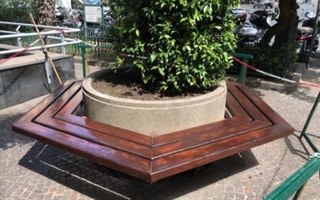 Vomero piazza Vanvitelli fioriera con panchina riverniciata