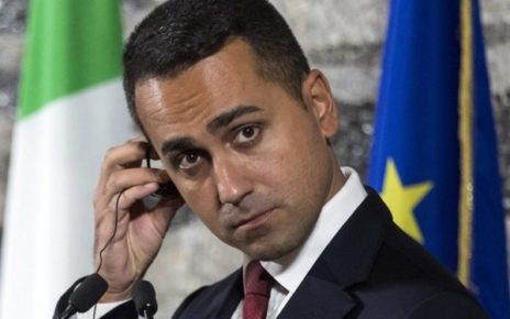 L'Italia verso il voto, Di Maio: "Berlusconi vuole stravolgere la Costituzione e dissolvere ogni forma di democrazia parlamentare" 3 di maio