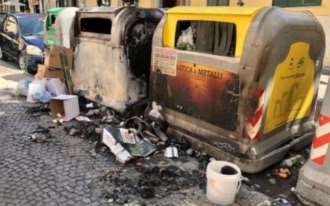 Napoli, al Vomero incendiata una campana per la differenziata 5 Vomero via Scarlatti campane incendiate